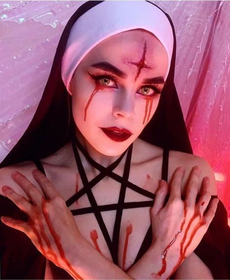 Carrie Halloween Costume, Nun Halloween Costume, Nun Halloween, Halloweenský Makeup, Dress Trending, Nun Costume, Joker Makeup, Creepy Halloween Makeup, Top Movie