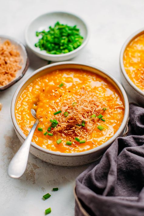 Quick, comforting, and fortifying pumpkin congee made with just 6 ingredients. Perfect to warm you up on a cold evening! Top with your favorite savory toppings! #congee #pumpkin #vegan #plantbased Chinese Pumpkin Recipe, Pumpkin Rice Soup, Pumpkin Vegan, Rice Congee, Laos Food, Savory Rice, Vegan Soup Recipes, Savory Soups, Vegan Eats