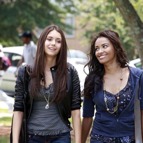 Bonnie Bennett And Elena Gilbert, Tvd Halloween Costumes Inspired Outfits, Bonnie Bennett Outfits, Tvd Bonnie, Elena Gilbert Style, Bonnie Bennet, Vampire Diaries Fashion, Vampire Diaries Outfits, Vampire Diaries Wallpaper