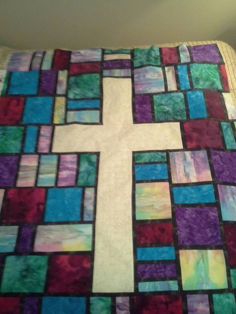 Stained glass fabric cross wall quilt.  threestrandsquilting.com Cross Quilts Ideas, Stained Glass Quilts Ideas, Stained Glass Quilt Patterns Free, Stained Glass Quilt Patterns, Cross Quilt Pattern, Cross Banner, Cross Quilts, Cross Blanket, Prayer Quilt