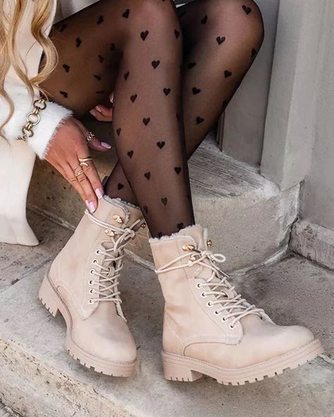 Army Boots Outfit Women, Botas Beige Outfit, Beige Combat Boots Outfit, Army Boots Outfit, Military Boots Outfit, Beige Boots Outfit, Combat Boot Outfit, Outfit Botas, Combat Boots Style