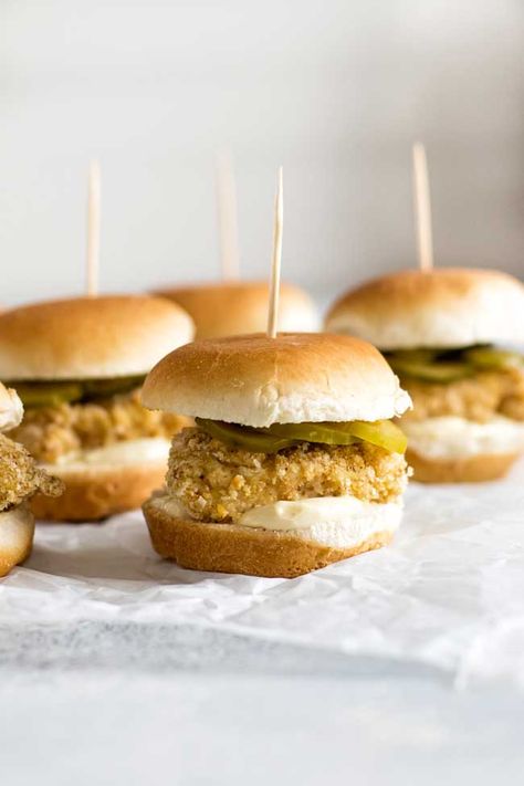 Crispy Baked Chicken Sliders #chicken #sandwiches #sliders #recipes #cooking #dinner #gameday #entertaining Crispy Chicken Sliders, Crispy Baked Chicken, Chicken Sliders, Football Party Food, New Year's Food, Dip Recipes Easy, Steak Sandwich, Slider Recipes, Super Bowl Food