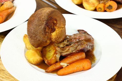 Roast Beef With Yorkshire Pudding, Yorkshire Pudding Batter, Wine Gravy, Red Wine Gravy, Comfort Food Desserts, Dinner Party Dishes, Yorkshire Puddings, Dinner Party Desserts, Meal Inspiration