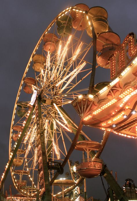 Ferris Wheel Aesthetic, Ferris Wheels, Aesthetic Objects, Luna Park, Amusement Park Rides, Parc D'attraction, Fun Fair, Amusement Parks, Vintage Circus