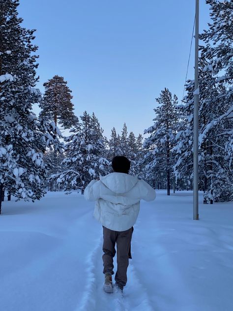 Night Concert Outfit, Mountain Photo Ideas, Mens Photography, Manali Trip, Concert Outfit Men, Mens Photoshoot, Night Concert, Travel Pose, Snow Forest