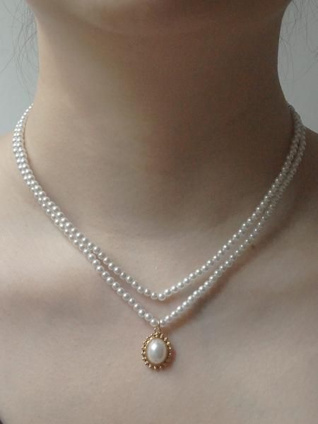 Necklaces Old Money, Pearl Necklaces Layered, Pearl Necklace Prom, How To Layer Pearl Necklaces, Pearl Necklace Layering, Grunge Necklaces, Jewellery Layering, Hoco 2022, Bead Business