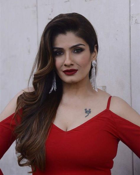 Raveena Tandon looks gorgeous💕💕💕💕 Kareena Kapoor Hairstyles, Pretty Zinta, Raveena Tandon, Beautiful Smile Women, Bollywood Actress, Red Dress, Around The World, Actresses, The World