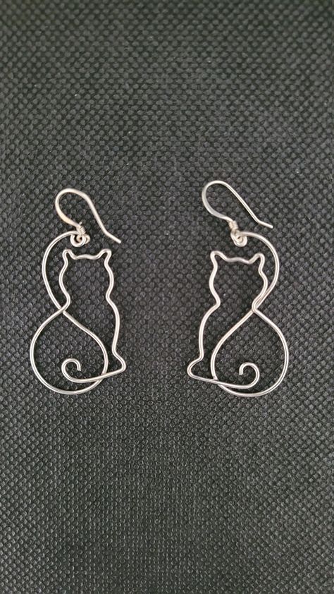 Hand crafted sterling silver wire cat designed earrings suitable for young girls or women with a ear wire closure made in Nepal. Can be used on a casual or special day. Wire Wrapping Ideas Easy, Wire Sculpture Easy, Wired Jewellery, Wirework Earrings, Wire Cat, Wire Ornaments, Handmade Silver Jewellery, Bijoux Fil Aluminium, Wire Jewelry Designs