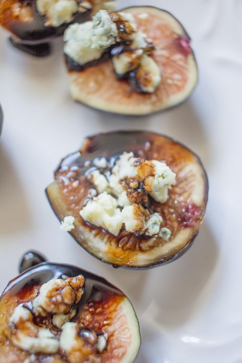 Figs with Blue Cheese and Balsamic Reduction - thekittchen Figs With Blue Cheese, Fresh Fig Recipes, Fig Appetizer Recipes, Blue Cheese Appetizers, Figs Blue Cheese, Fig Appetizer, Horderves Appetizers, Roasted Figs, Elegant Appetizers