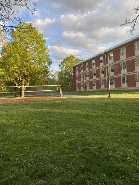 tennis court and dorms on college campus College Campus Aesthetic, Campus Dorm, Campus Aesthetic, Sports Court, Tennis Aesthetic, Sport Court, College Campus, College Sports, College Life