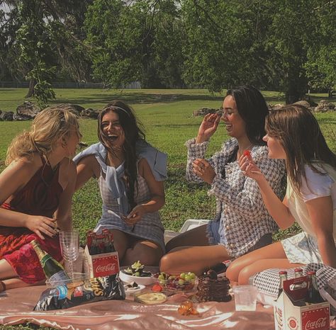 Asthetic Picnics With Friends Instagram, Picnic Friends Photography, Summer Picnic Photography, Picnic Aesthetic Photoshoot Friends, Picnic Photoshoot Ideas Friends, Picnic Picture Ideas Instagram, Friends Picnic Photoshoot, Picnic Poses With Friends, Picnic Pictures Friends