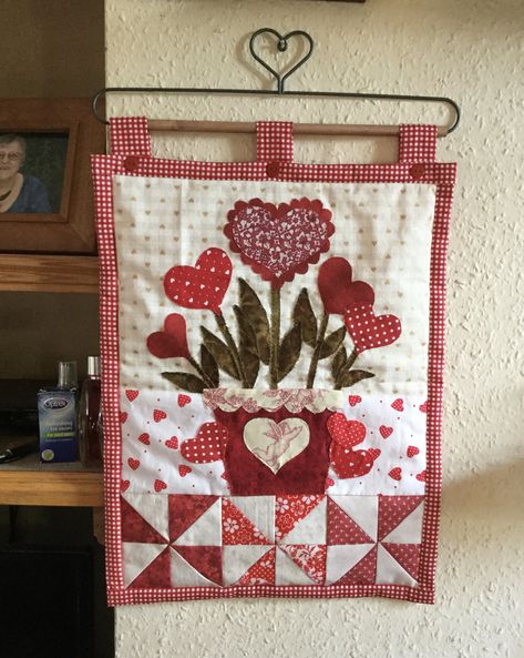 Heart Wall Hanging Quilt, Valentine Quilt Blocks Heart Patterns, Quilting Hearts, Quilt Heart Pillows, Valentines Wall Hanging Quilt, Quilt Hearts, Valentine Quilts, Sewing Paper, Valentine’s Day Quilt