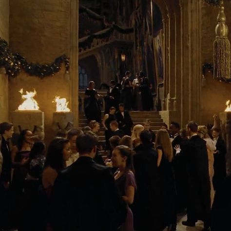 Yule Ball Aesthetic, Hogwarts Party, Hogwarts Christmas, Hogwarts Dr, Ball Aesthetic, Yule Ball, Hogwarts Aesthetic, Harry Pottah, Dream School