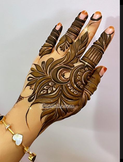 Gulf Style Mehendi Designs, Bold Mehndi Designs Front Hand, Dubai Style Mehndi Design Back, Mehndi Bunch, Bold Mehndi Designs, Dubai Mehndi, Mahendi Designs, Khafif Mehndi Design, Holiday Cardigan