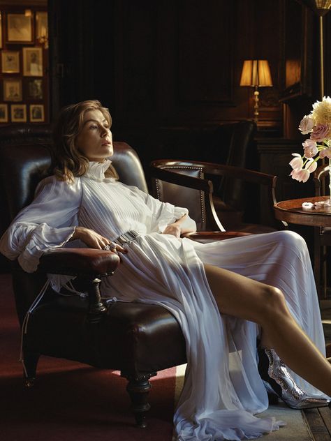 Rosamond Pike, Rosemund Pike, Town And Country Magazine, Country Magazine, Chair Pose, Rosamund Pike, Diane Lane, Alyson Hannigan, Jennifer Love Hewitt