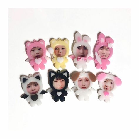 Stickers For Photocards, 헬로키티 배경화면, Felt Keychain, Kpop Diy, Gift Wrapping Inspiration, Bf Gifts, Art Hobbies, Frame Card, Anime Crafts