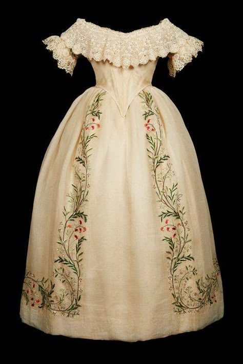 Victoria Dress Queen Victoria Dress, 1840s Dress, 1840s Fashion, Victorian Gown, Old Dress, Historical Clothes, Victorian Dresses, 1800s Fashion, Rachel Ashwell