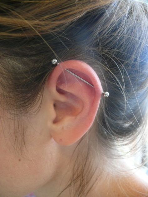 Piercings Bonitos, Industrial Piercing Barbells, Piercing Bouche, Ear Piercings Industrial, Industrial Piercing Jewelry, Double Ear Piercings, Types Of Ear Piercings, Helix Piercings, Cool Ear Piercings