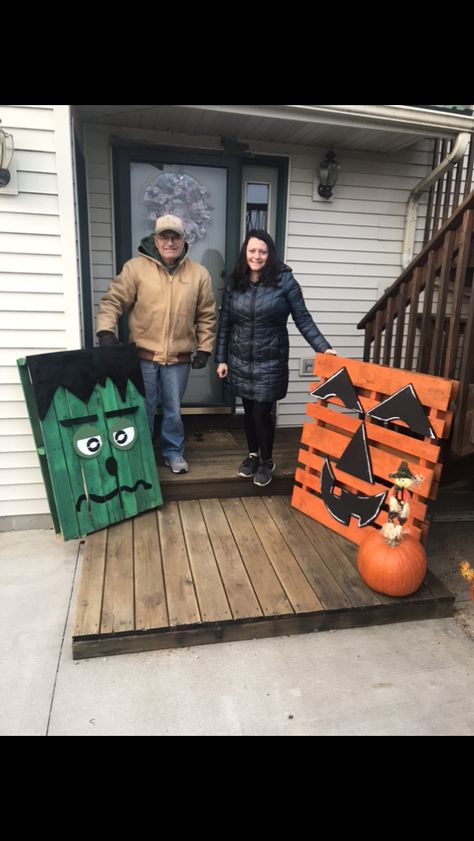 Diy Pallet Outdoor Projects, Wooden Halloween Decorations Yard Art, Wooden Halloween Yard Decorations, Fall Photo Opp Ideas, Halloween Pallett Ideas, Pallet Halloween Decorations Diy, Halloween Decorations Pallets, Diy Pallet Halloween Decorations, Pallet Pumpkins Diy