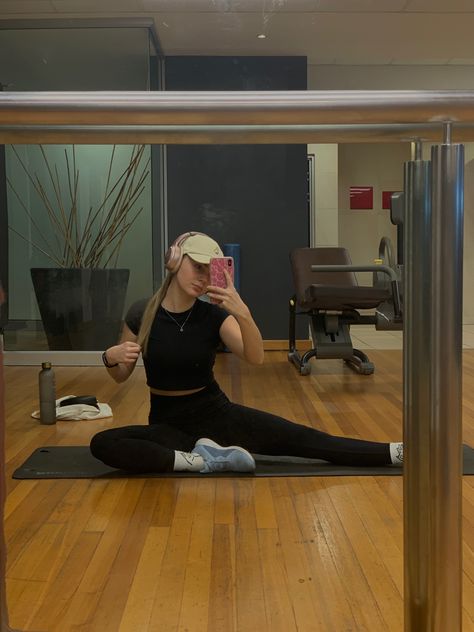 streching at gym, weight ligting and cardio fit girl aesthetic pilates mirror selfie Streching Girl Aesthetic, Fit Girl Aesthetic, Aesthetic Pilates, At Gym, Gym Aesthetic, It Girl, Fit Girl, Stretching, Cardio