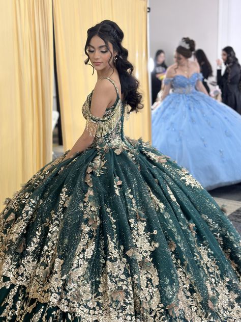 Quince Dress Green And Gold, Quince Dress Green, Emerald Quinceanera Theme, Gold Ballgown, Quince Cake, Quincenera Dresses, Quinceañera Ideas, Quinceñera Dresses, Quinceanera Themes