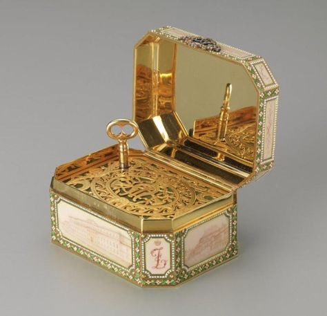 In 1907 Felix and Nikolai Yusupov gave this Fabergé music box to their parents, Prince Felix and Princess Zenaida, as a twenty-fifth wedding anniversary present. Six of the Yusupov palaces are depicted in sepia enamel panels. When opened, the music box plays "The White Lady" by François Boieldieu, the march of the senior Prince Felix's regiment, the Imperial Horse Guards. Antique Music Box, Kule Ting, Wedding Anniversary Presents, Prince Felix, Music Box Vintage, Musical Box, Music Jewelry, Faberge Eggs, Objet D'art