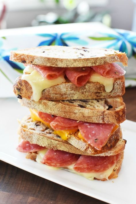 Corned Beef Leftovers, Summer Lunch Recipes, Toasted Sandwich Recipes, Deli Style Sandwiches, Sandwiches And Wraps, Salami Sandwich, Salami Recipes, Salami And Cheese, Chile Sauce