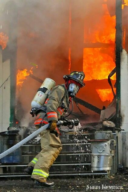 Firefighter Photography, Firefighter Brotherhood, Firefighter Training, Firefighter Art, Firefighter Paramedic, Firefighter Pictures, Firefighter Emt, Firefighter Quotes, Fire Life