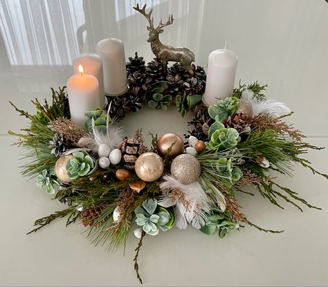 Modern Advent Wreath Ideas, Advent Wreath Ideas, Modern Advent Wreath, Advent Time, Božićne Dekoracije, Wreath Advent, Christmas Advent Wreath, Time Table, Advent Wreath