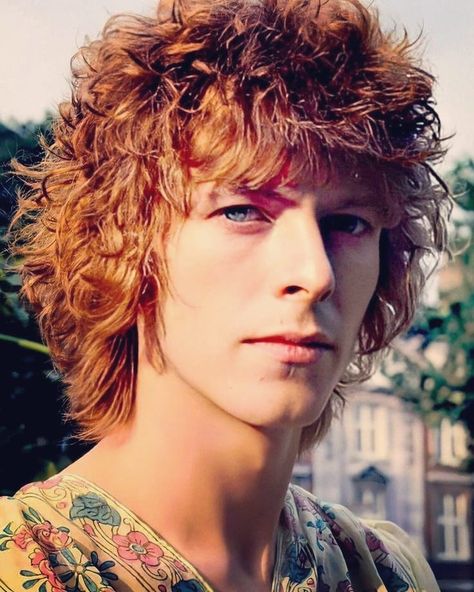 It's a sweet thing✨ on Instagram: “What song/album do you listen to when you want to uplift your mood? ⁣ ⁣ #davidbowie #bowie⁣ #ziggystardust #70s ⁣ #starman #rockgod…” David Bowie Pictures, Bowie Starman, Grace Slick, Do Re Mi, Ziggy Stardust, Jimmy Page, New Rock, Keith Richards, Mick Jagger