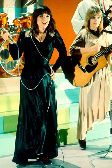 The Heart Band Sisters: 33 Lovely Pics of Ann and Nancy Wilson Together in the 1970s and 1980s ~ vintage everyday 70s Folk Fashion, Nancy Wilson Heart, Wilson Sisters, Ann Wilson, Nancy Wilson, Heart Band, Women Of Rock, I Love Music, Stevie Nicks