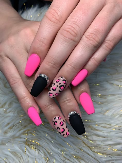 Pink And Black Leopard Nails, Pink Cheetah Nail Designs, Hot Pink And Black Nails Acrylics, Black And Hot Pink Nails, Black Nails With Pink, Nails Fucsia, Hot Pink And Black Nails, Pink Cheetah Nails, Pink Leopard Nails