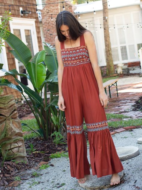 Boho Jumpsuit Outfit, Boho Style Jumpsuit, Panama Trip, Flowy Clothes, Embroidered Jumpsuit, Fitted Romper, Pants Boho, Boho Jumpsuit, Chiffon Fashion