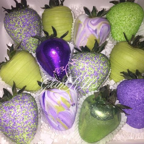 Purple And Black Strawberries, Light Purple Strawberries, Frog Chocolate Covered Strawberries, Green Strawberries Chocolate, Choc Strawberries, Sage Chocolate Covered Strawberries, Valentines Strawberry, Purple Dessert Tables, Purple Strawberry