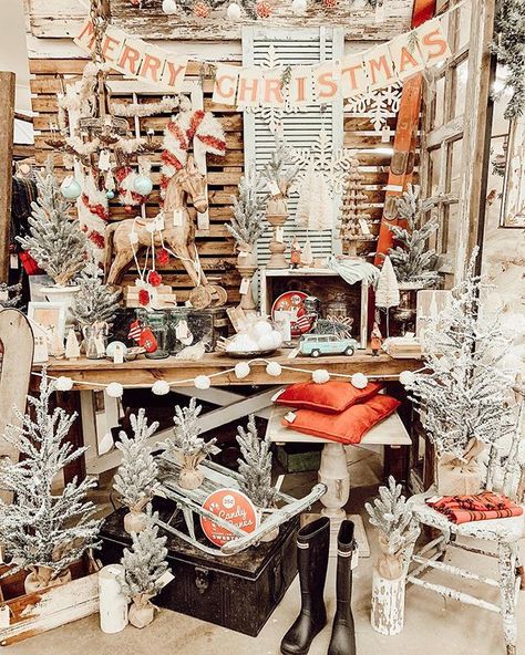 Christmas Shop Displays, Vintage Booth Display, Christmas Booth, Antique Booth Displays, Antique Booth Ideas, Liz Marie, Christmas Window Display, Cozy Christmas Decor, Craft Booth Displays