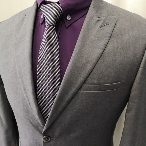 Un traje de color gris medio con una camisa morada, excelente y moderna combinación Grey Suit Purple Shirt, Masculine Contemporary, Groomsmen Dress, Meeting Outfit, Purple Suits, Purple Shirt, Gray Suit, Formal Attire, Dress Codes