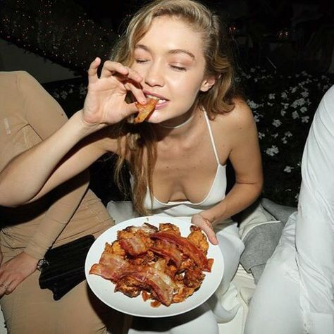 Pinterest: Emmagrimess ☽ ☼☾ Gigi Hadid 2014, Hadid Instagram, Gigi Hadid Looks, Hadid Sisters, Food Is Fuel, Story Instagram, Gigi Hadid, Blackpink Fashion, New Years Party