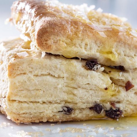 Irish Scones Recipe, Flaky Scones, Irish Scones, Irish Butter, Think Food, Irish Recipes, Saint Patrick's Day, Scone Recipe, Scones