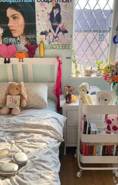 Very Small Room Design, 90s Girl Bedroom, Girly 90s Bedroom, Single Bed Bedroom Ideas, Room Ideas Aesthetic Rory Gilmore, Gracie Abrams Cute, Shared Room Ideas, Down Town Girl Aesthetic Room, Kawaii Bedding Roomtery