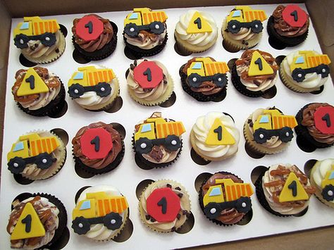 Dump Truck Birthday Cupcakes---these would be awesome for Jackson's birthday Truck Birthday Cupcakes, Construction Cupcakes For Boys, Dump Truck Cupcakes, Construction Cupcakes, Birthday Dump, Digger Cake, Truck Cupcakes, Birthday Cupcakes Boy, Construction Birthday Cake