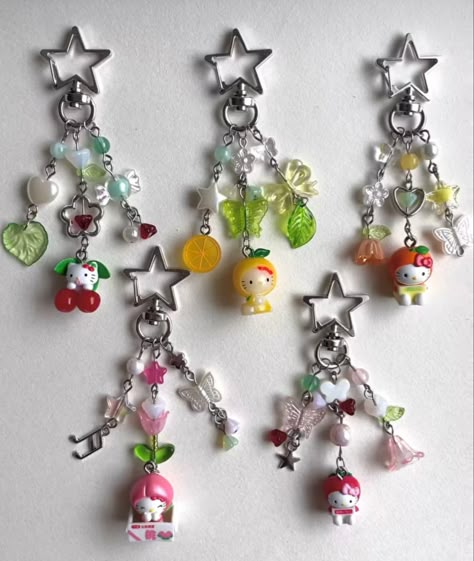 Sanrio Beaded Jewelry, Clutter Keychain, Charm Ideas, Cool Keychains, Art Toys Design, Bracelet Keychains, Diy Letters, Acrylic Keychains, Gelang Manik