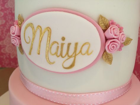 Close up of girls cake name plaque, hand painted in gold Fondant Name Topper, Fondant Name Plaque, Cuppa Cake, Fondant Recipes, Plaque Ideas, Video Cake, Fondant Ideas, Girls Cake, Garden Cake