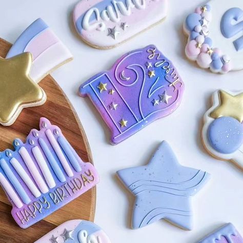 ᴄᴏᴏᴋɪᴇꜱ & ᴍᴏʀᴇ ʙʏ ɴᴀᴛᴀꜱʜᴀ on Instagram: "A star-filled birthday party for Sarah's 12th! 🌟💜  .  .  .  .  .  .  .  #cookie #cookies #instacookie #instacookies #shootingstar #shootingstarcookies #starcookies #namecookies #numbercookies #galaxycookies #spacecookies #rainbowcookies #cookiegram #cookiestagram #cookiesofig #cookiesofinstagram #cookiesofinsta #birthdaybiscuits #birthdaycookies #edibleart #cookiersofinstagram #cookiesandmorebynatasha" Star Royal Icing Cookies, Galaxy Cookies, Birthday Biscuits, Brit Milah, Cookie Gram, Rainbow Cookies, Star Cookies, Baking Project, Icing Cookies