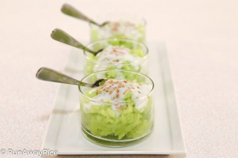 Pandan Sticky Rice / Xoi La Dua - Easy Rice Cooker Recipe Pandan Sticky Rice, Pandan Waffles, Sticky Rice Dessert, Rice For Breakfast, Vietnamese Breakfast, Vietnamese Foods, Sweet Sticky Rice, Rice Desserts, Rice Cooker Recipes