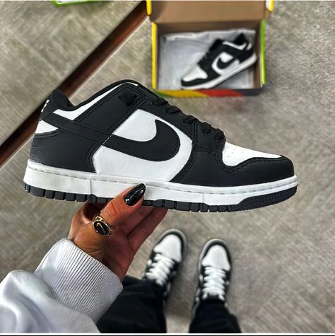 Tênis, nike casual masculino e feminino #tenis #tênis Nike Casual, Tenis Casual, Nike Dunk Low, Dunk Low, Shoe Lover, Nike Dunk, Athletic Shoes, Nike, Sneakers