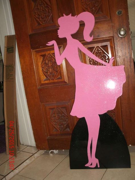 Barbie Cardboard Cutout, Barbie Birthday Party Ideas Decoration Diy, Barbie Silhouette Party, Barbie Birthday Party Ideas, Barbie Decor, Barbie Paris, Barbie Decorations, Barbie Party Decorations, Birthday Barbie