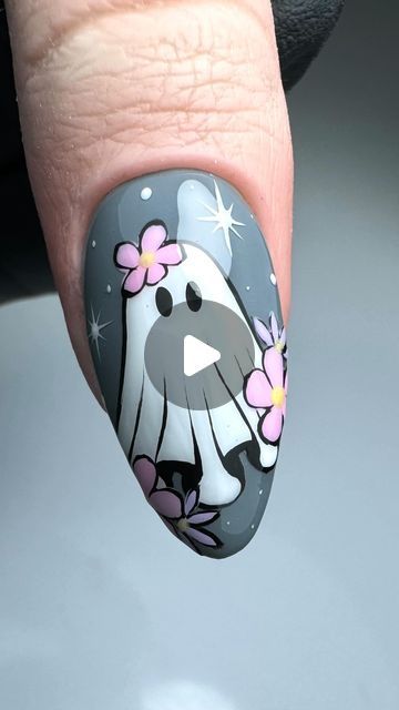 AMANDA BYRNE NAIL ARTIST on Instagram: "SUMMERWEEN!!! 👻🌸  Who’s excited for Spooky Season like me!!!???  I know, I know, it’s super early but I had to do a cutsie ghost and flowers to ween myself into it lol   Let me know if there’s ANYTHING SPOOKY you would like to see me do in preparation for spooky season!! 😉👻🎃   ♥︎ SAVE IF YOU LIKE ♥︎  Using #everythingmagpie   ♥︎ MISTY MORNING Gel Colour  ♥︎ MAGPIE ARTYGels ♥︎ TOP IT OFF  ♥︎ MAGPIE DETAIL Brush 9   🖤 @magpie_beauty 🖤 @magpie_education 🖤  @aleana_hand Female Practice Thumb   #nails #nailsonfleek #nailsofinstagram #instanails #nailswag #naildesigns #nailsoftheday #nailporn #gelnaildesign #gelnails #manicure #nailitdaily #nailprodigy #showscratch #magpiebeauty #ghostnailart #halloweennails #halloweennailart #autumnnails #spookyna How To Draw A Ghost On Nails, Mushroom Ghost Nails, Floral Halloween Nails, Ghost And Flower Nails, Cute Ghost Nail Art, Flower Ghost Nails, Summerween Nails, Brush Nail Art Design, Nail Brush Art