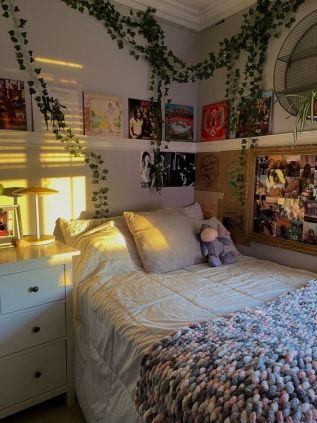 Ivy Vines For Cute Dorm Room Ideas Camera Car, Hiasan Bilik, Dekorasi Kamar Tidur, Indie Room, Redecorate Bedroom, Pretty Room, Dreamy Room, Decor Ideas Bedroom, Room Design Bedroom