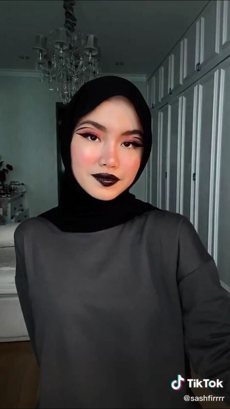 Hijab Halloween, Makeup Hijab, Goth Makeup, Hijabi Outfits, Movie Character, Halloween Looks, Movie Characters, Halloween Makeup, Makeup Looks