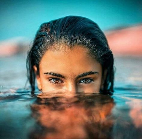 Swimming Pool Photography, Creative Photography Poses, Rauch Fotografie, Pool Poses, Pool Photography, Pool Picture, Shotting Photo, Photographie Portrait Inspiration, Beach Photography Poses